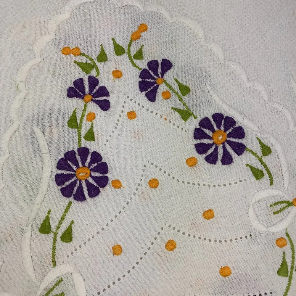 European Vintage (80's) Embroidered Floral & Scalloped Table Runner Cottagecore